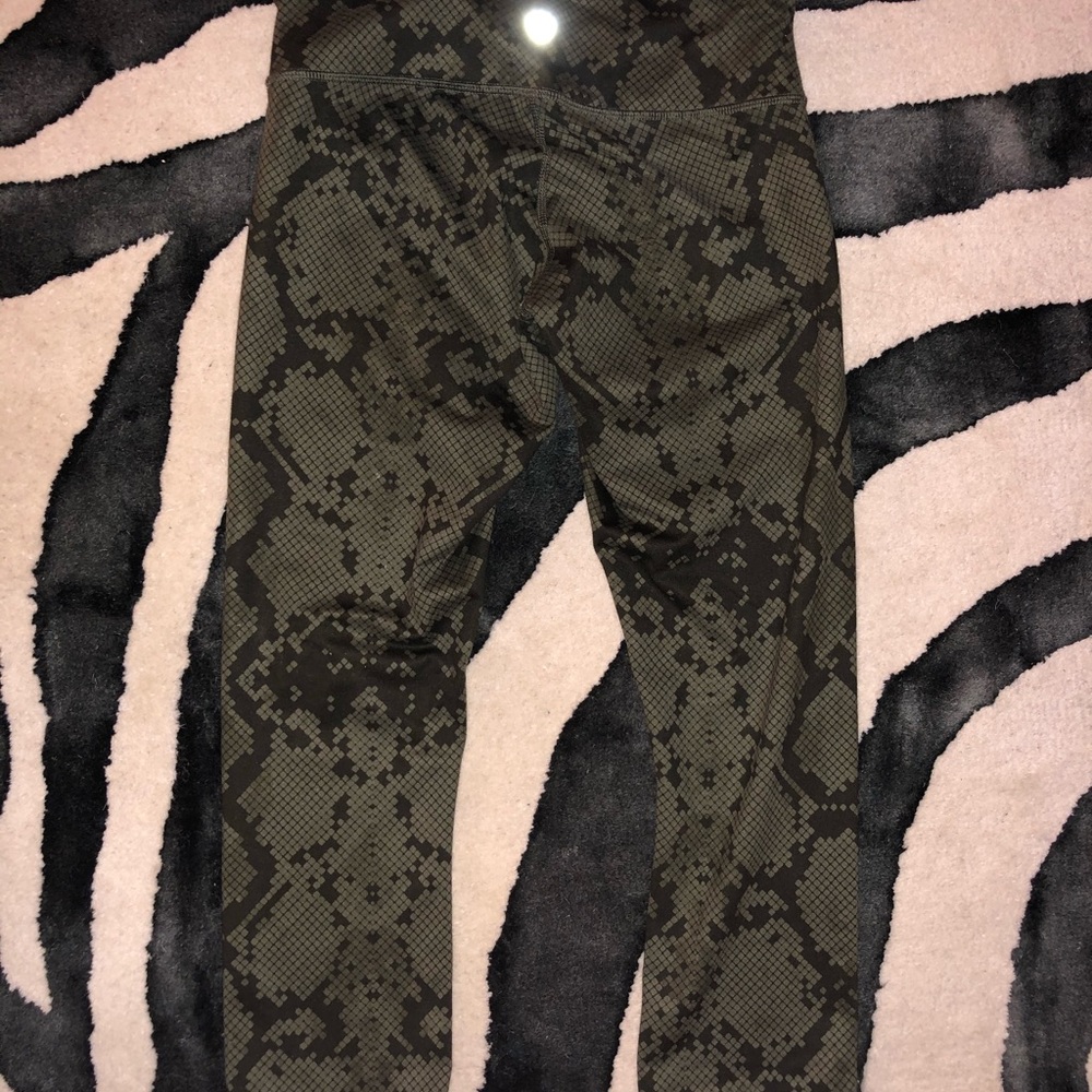 Lululemon Crop Snake Ziggy Wunder Under - image 2